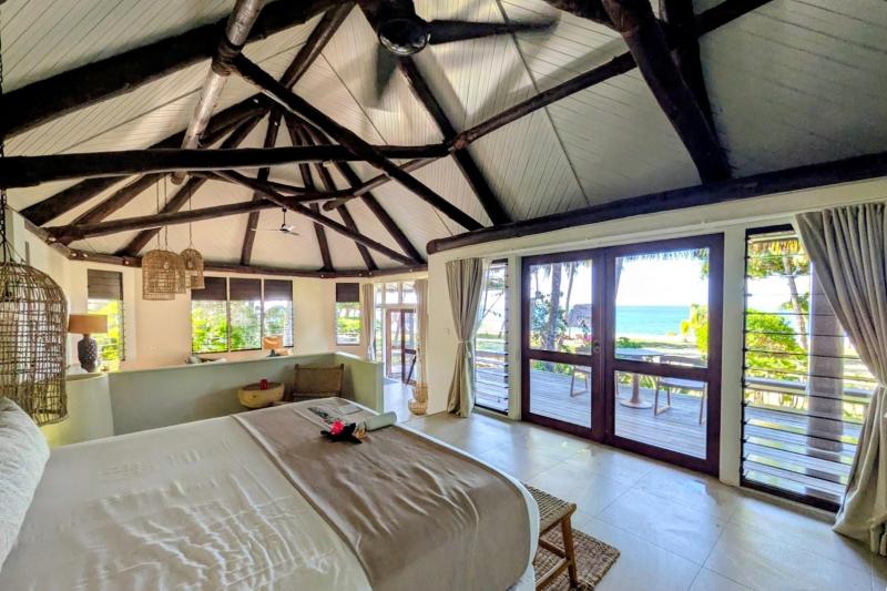 ベッドの横にはクーラーも付いているので安心