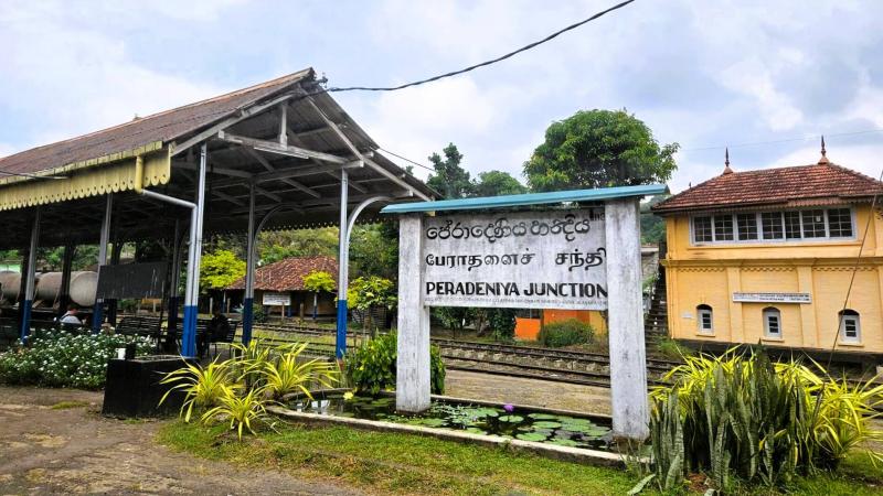 キャンディ郊外のペラデニア駅