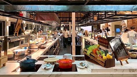 お寿司や餃子などアジア料理の種類も豊富でおいしかったです