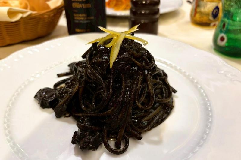 ベネチア名物イカ墨パスタ