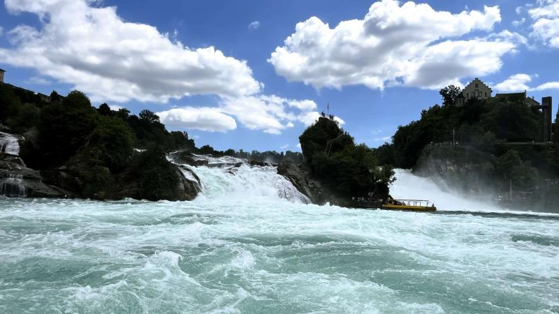 シャフハウゼンでは腕時計のIWC社に行き、そこから列車で数駅。ライン河唯一の滝、ラインフォール！