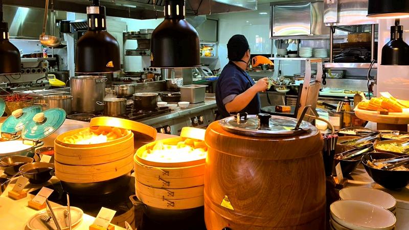 ここはアジア料理コーナー。アツアツをいただけます