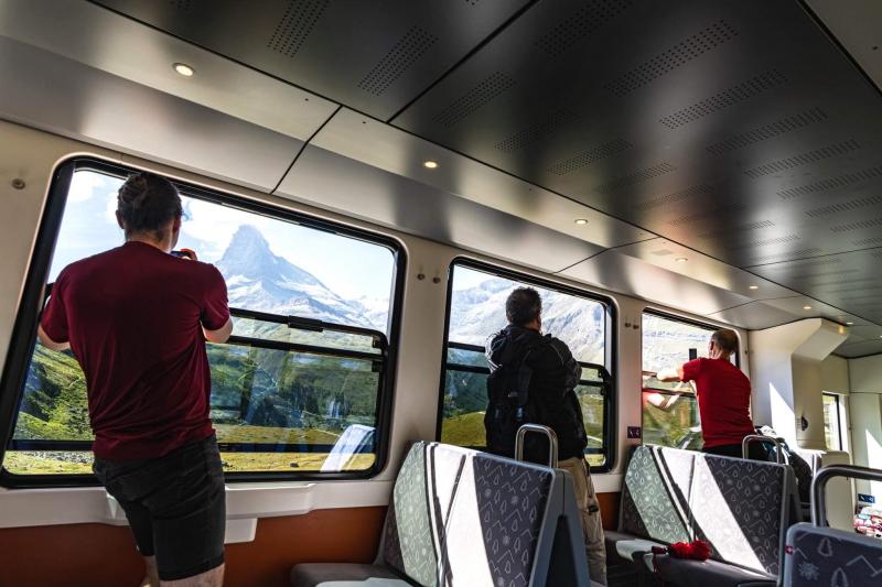 スイスでは主に列車移動。車窓からマッターホルンの眺め