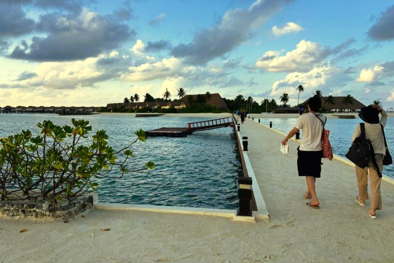 海の上の橋を渡り切るとフロントです