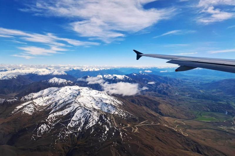 上空から絶景。美しい山々。ニュージーランドの春の季節