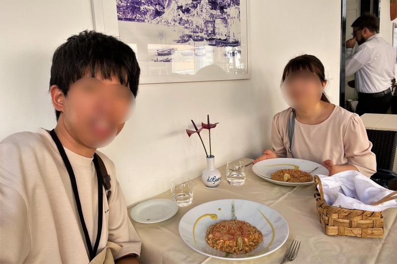 菅井さんに企画頂いた南イタリアドライブツアーでは、アマルフィの「ダ ジェンマ（Da Gemma）」というレストランで食べたレモンリゾットがとてもおいしかったです。また、ラヴェッロで食べたレモンケーキのジェラートは妻のお気に入りです。