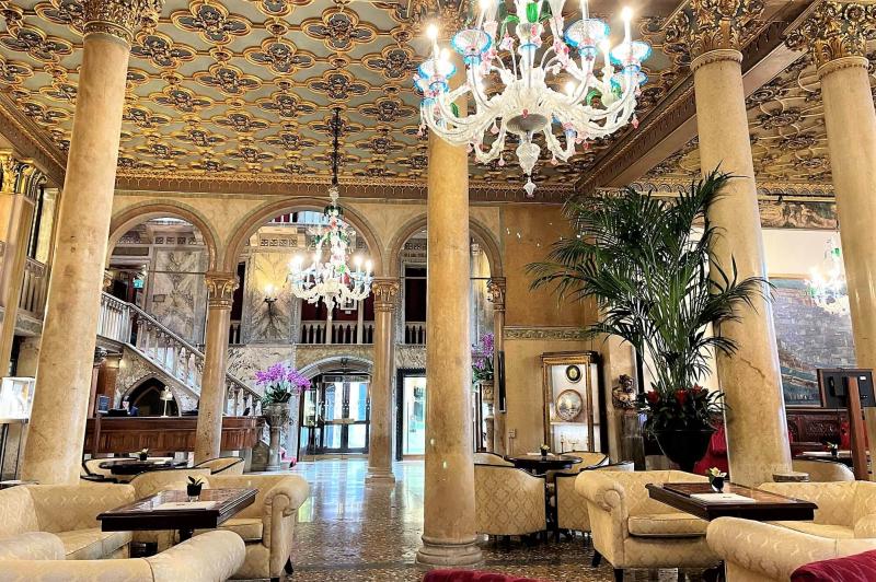 ベネチアの高級ホテル、ダニエリのカフェです。カフェだけでも優雅な時間が過ごせるのでお勧めです！