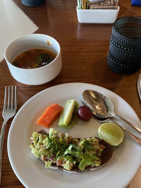 ゆっくりと静かなリゾートでの朝食のひととき