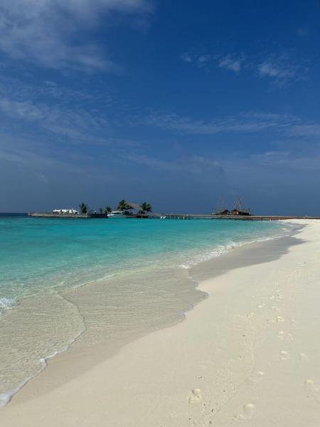 白い砂浜と海