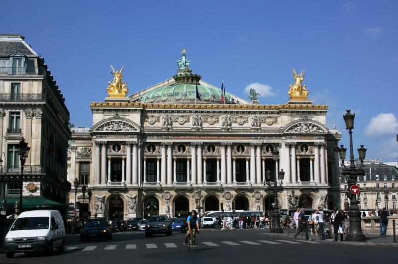 【オペラ・ガルニエ】ナポレオン3世の命により建築が始まり、1875年に完成した大劇場。古典様式とバロック様式を取り入れた建物は、細部まで豪華で美しいです。オペラやバレエが上演されるほか、自由見学やガイドツアーで建物内部を見学することができます。