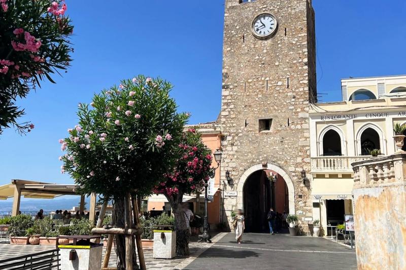 のんびりとしたリゾート感のあるタオルミナの中心、4月9日広場