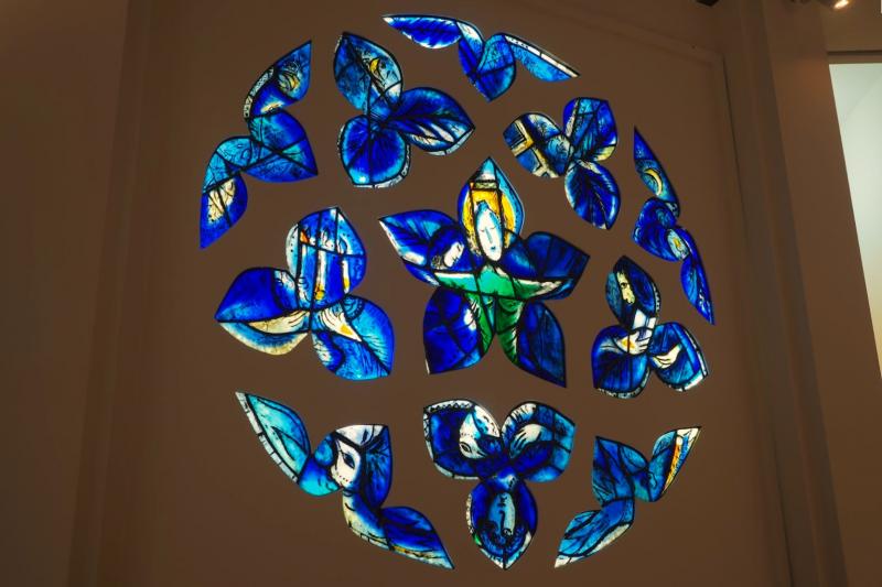 シャガールブルーが美しいステンドグラス『メッス大聖堂のブルーローズ（La rose bleue）』
