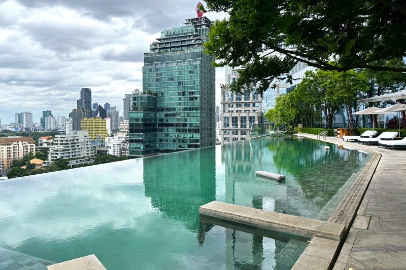 9階にあるインフィニティプール。余裕のある造りで見晴らしも良く、都会のリゾート感があります