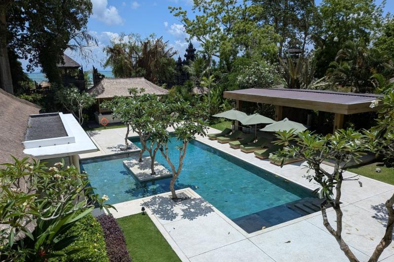 大きすぎるプールにはオープンエアのダイニングが備わっています