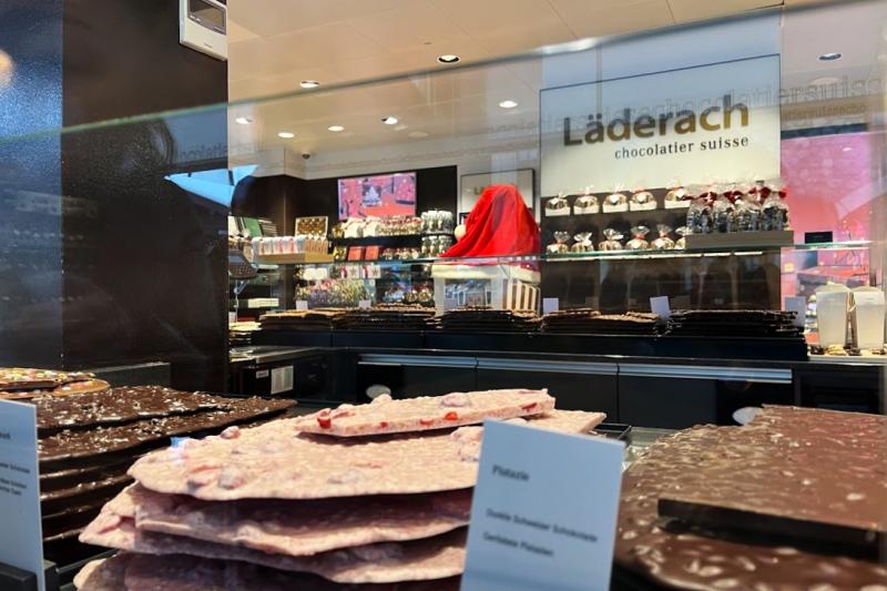 スイスのチョコレートで有名なリンドールと同じくらい人気な「レダラッハ（Läderach）」のお店もありました。お土産もたくさん揃えられそうですね♪