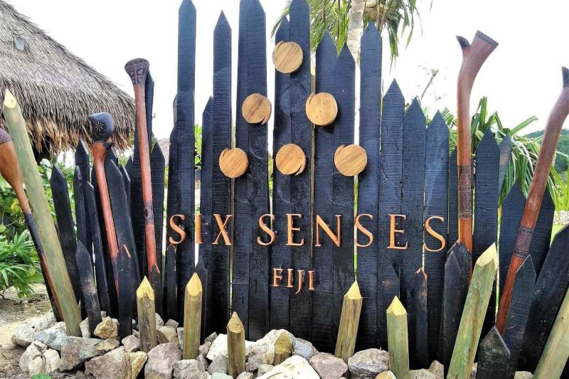 リゾートの入り口には「Six Senses」のスタイリッシュな看板