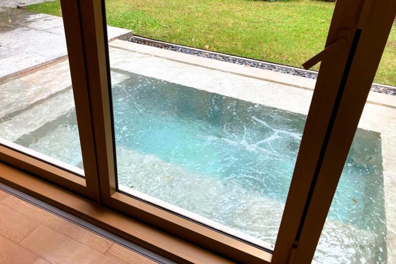 リビング前のジャグジー付きプール