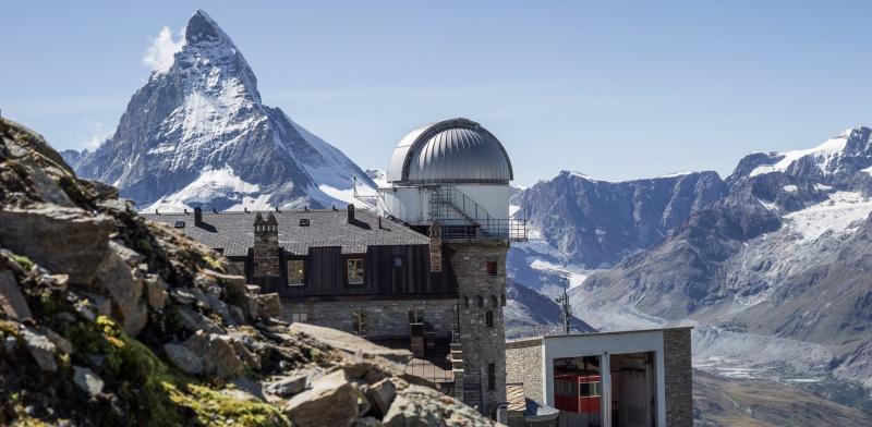 3100 クルムホテル ゴルナーグラート（スイス）標高3,100ｍのゴルナーグラート展望台に位置する絶景山岳ホテル。ツェルマットから登山鉄道で約40分と好アクセスなのもうれしいです。マッターホルンをはじめ、4,000ｍ級の山々に囲まれ、眼下には雄大なゴルナー氷河を一望します。ぜひ宿泊して満天の星や朝焼けの峰々をお楽しみください。