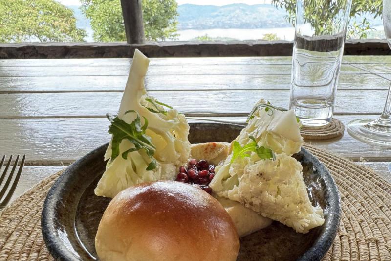 前菜は、フムスとカリフラワーの焼いたもの