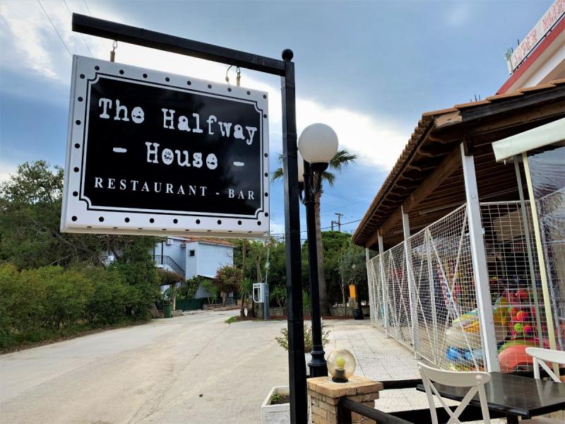 The Halfway House レストラン＆バー。こちらの大きな看板とレンガ造りの建物が目印！