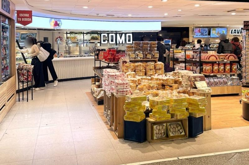 駅にはちょっとしたお土産屋さんや、小さなカフェもあります