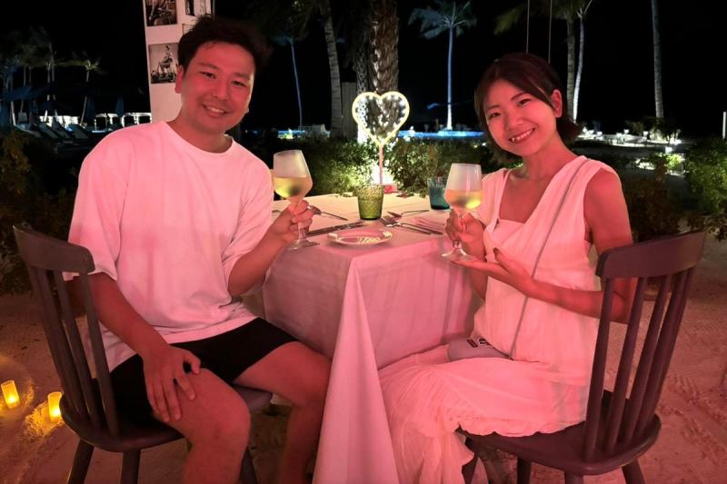 リゾートでのキャンドルライトディナー（ハネムーン特典）。前菜・メインを数種類の中から選択でき、私たちはミネストローネスープとステーキを選びました♪
