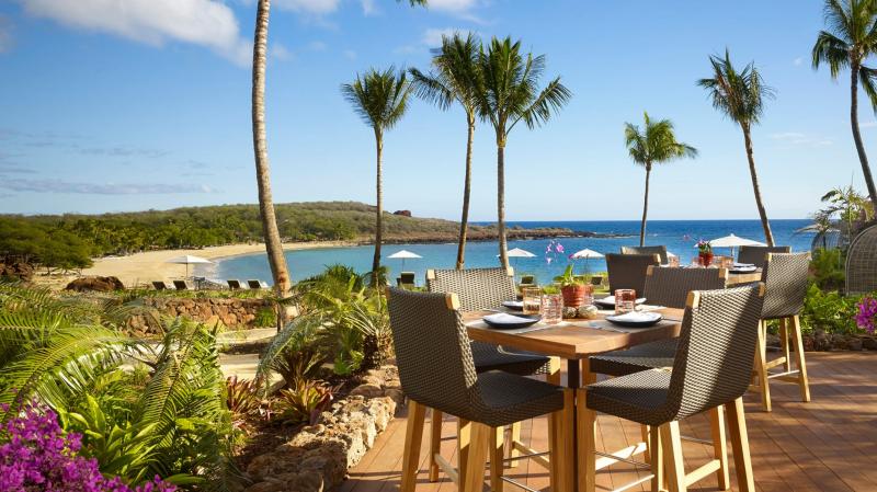 【フォーシーズンズ リゾート ラナイ（ハワイ）】ハワイを訪れるなら泊まってみたいのが、手つかずの自然が残るラナイ島にあるラグジュアリーホテル「フォーシーズンズ リゾート ラナイ（Four Seasons Resort Lanai）」です。山々と広大な海に囲まれ、シティの喧騒とは無縁の空間で、たっぷりパワーチャージできそう。シュノーケル、スキューバーダイビングなどの海遊びはもちろん、テニス、ハイキング、4WDツアー、乗馬などのアクティビティも豊富。遊び疲れた後、ゆっくり身体を休められそうなお部屋も魅力的です。