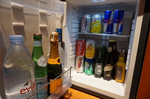 冷蔵庫の中にはいろいろな飲み物が満載