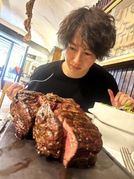 ll LatiniのTボーンステーキ、1kgのTボーンステーキを目の前に戦闘体制！！