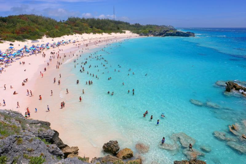 ●バミューダ（イギリス領）北大西洋に位置する島で、カリブ海トップクラスの透明度の海を持っています。絵に書いたような白い砂浜が代名詞となるカリブ海ですが、バミューダの砂浜はピンク色。さらには、イギリス植民地時代の影響を色濃く残しており、パステルカラーの建物や歴史のある教会が首都ハミルトンに立ち並びます。おすすめアクティビティ：カヤック、シュノーケリング、ヘルメットダイビング、ボートクルーズ