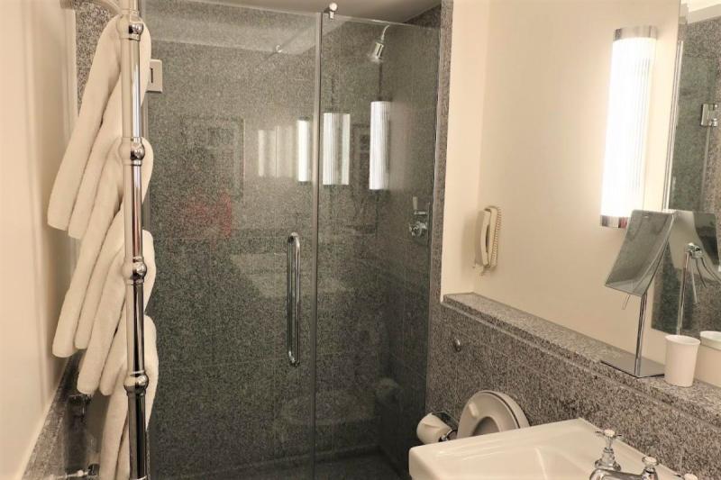 シャワー付きバスルーム