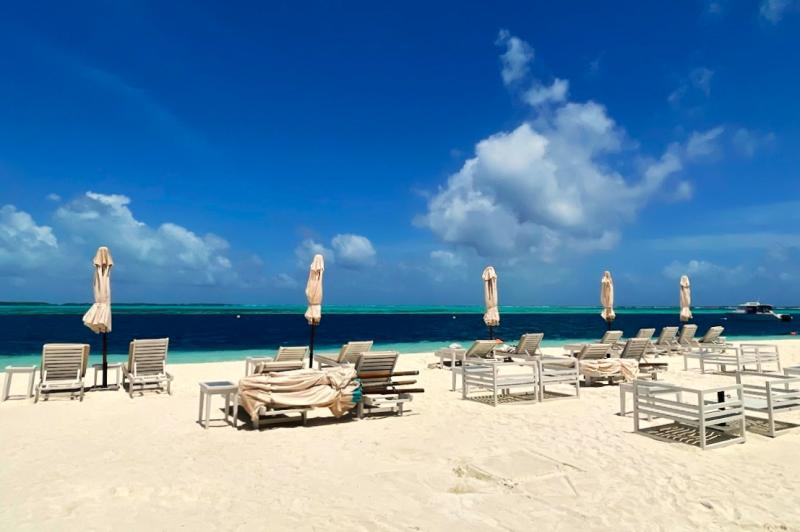 ビーチ前のシートもたくさんあります。海のコントラストが鮮やかです