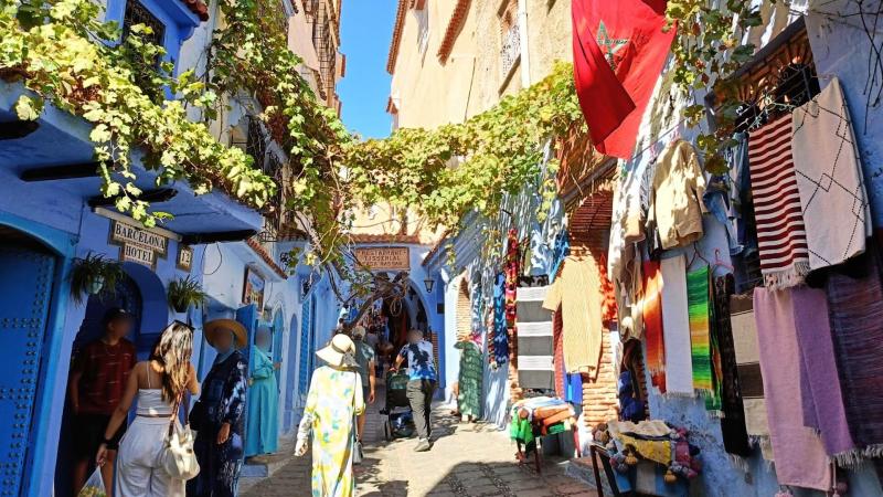 午後16時頃の様子。モロッコの赤い国旗が鮮やか！