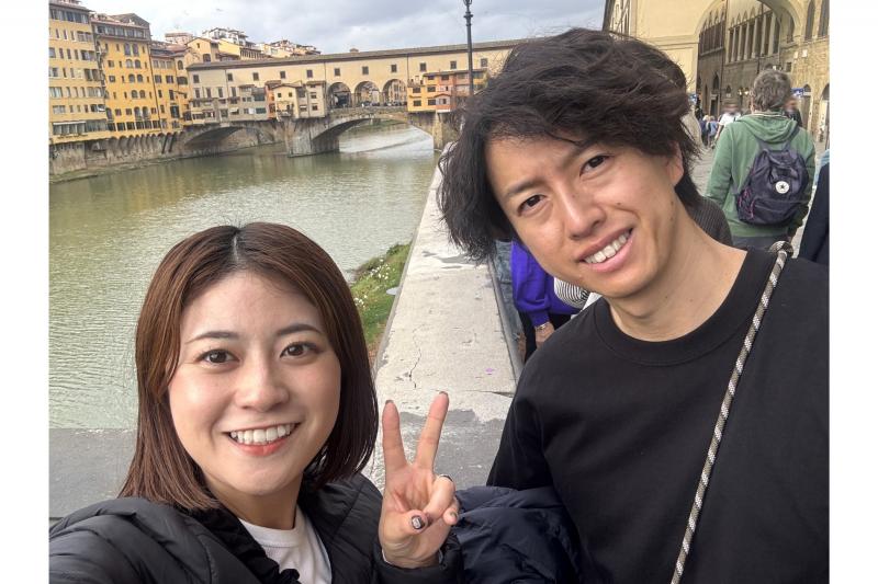 フィレンツェのヴェッキオ橋をバックに