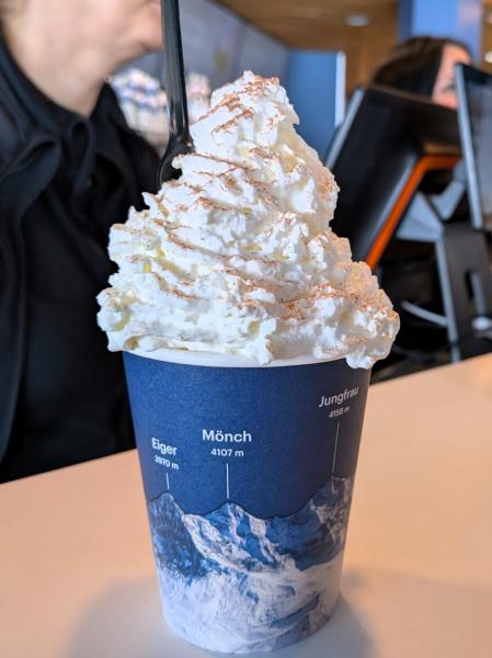 ホイップたっぷりのホットチョコレート