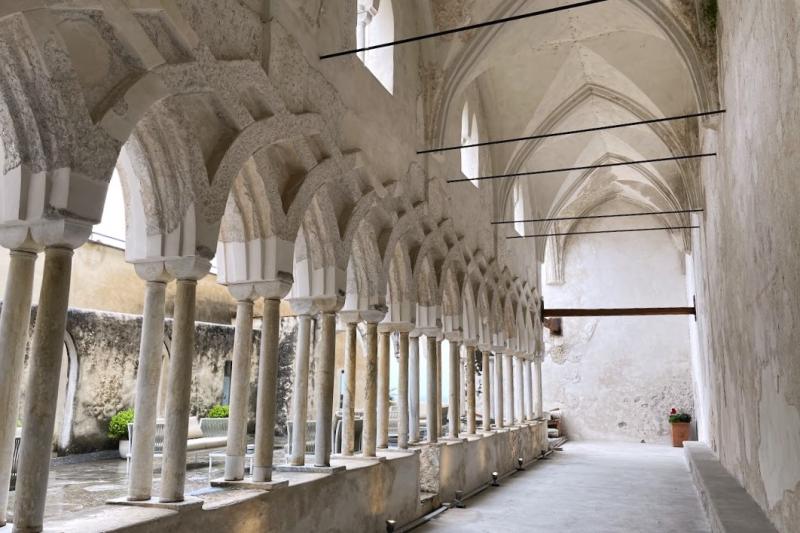 修道院時代のまま残されている回廊