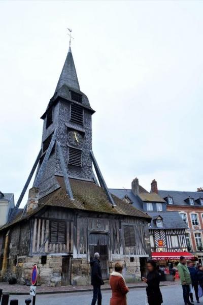 珍しい木製の教会は町のシンボルです