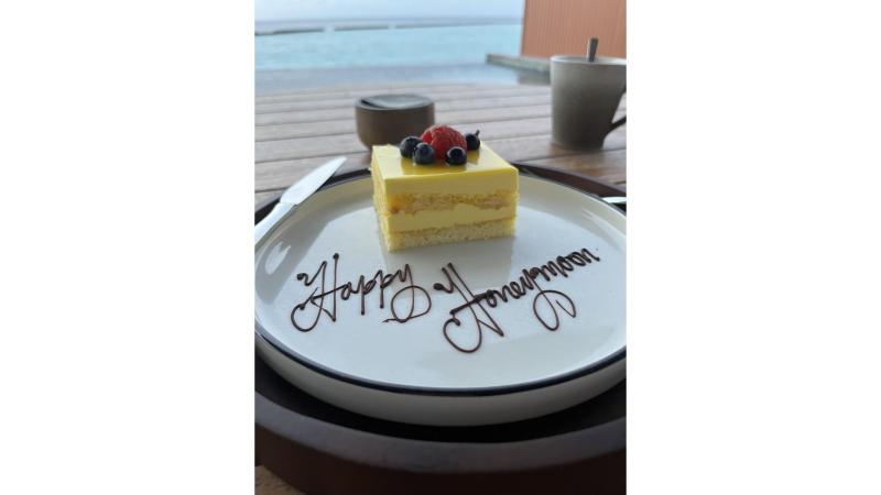 お部屋にもケーキを届けてくれました♪ バーやレストランのスタッフもたくさんいるので、グラスが空いたらすぐに気づいてくれますし、よく気にかけてくれました。