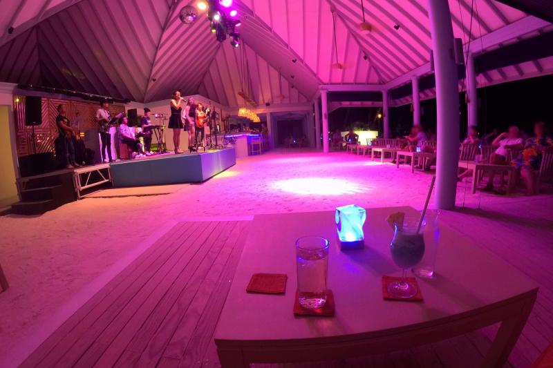 「The Bar」にて演奏が聞こえたので立ち寄りました。夜に歌を聴いて楽しみました