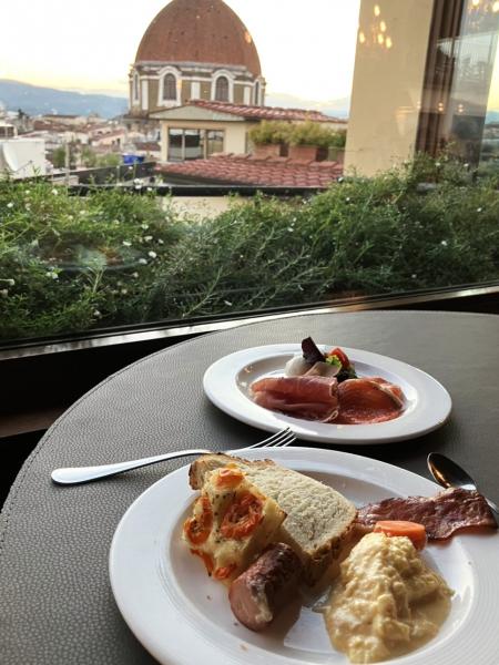 ホテルの朝食の食卓から見えるフィレンツェの街