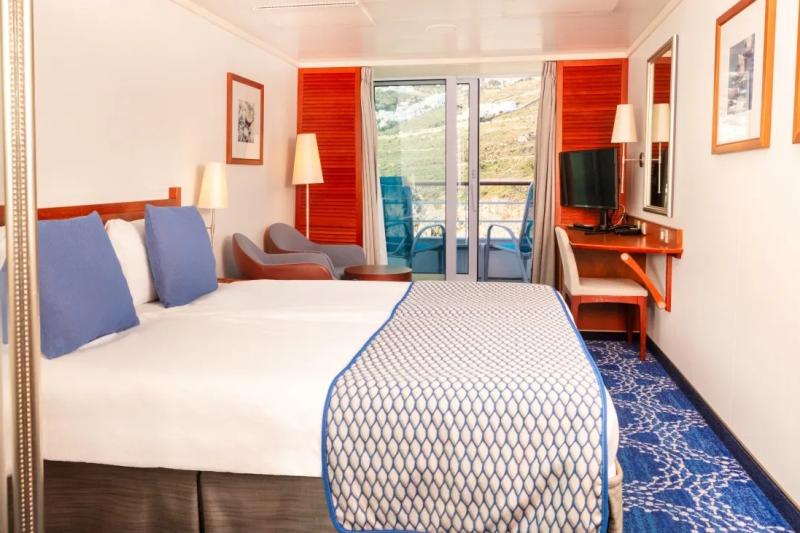 【バルコニー・コスモス・キャビン（海側）】（約17㎡）プライベートバルコニーを備え、快適でくつろげる滞在に必要な設備が整っています。ダブルベッドを備え、2名様でのご利用に適しています。