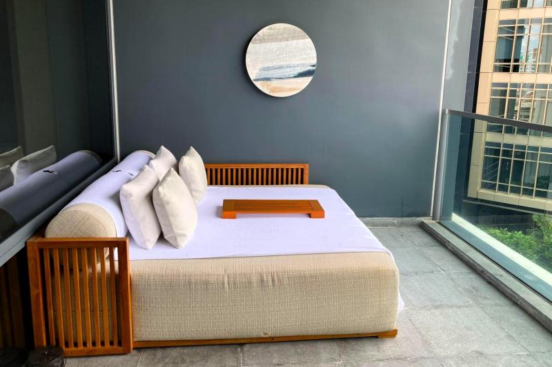 ソファが備え付けられたベランダ