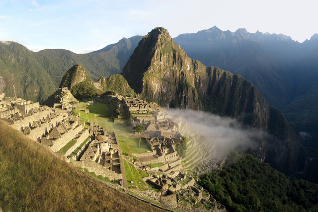 山が切り開けた所に見えてくるマチュピチュの絶景。ペルーに行くなら外せません！