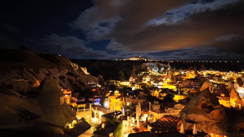 幻想的なカッパドキアの夜景