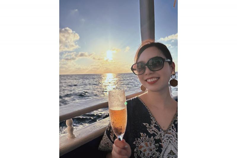 エクスカーションで参加した「ドルフィンサンセットクルーズ」で、イルカも少しだけ見られました！ クルーズ中には、夕日に合わせてワインが振る舞われました。