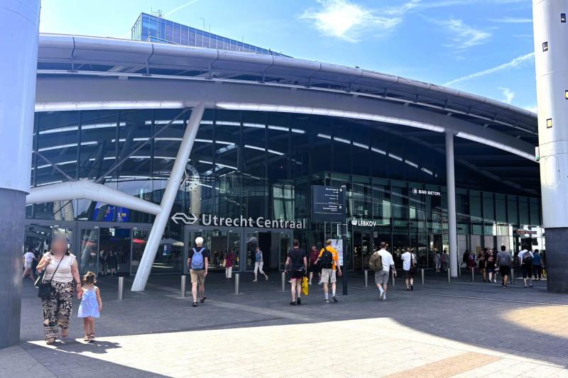 駅の正面から