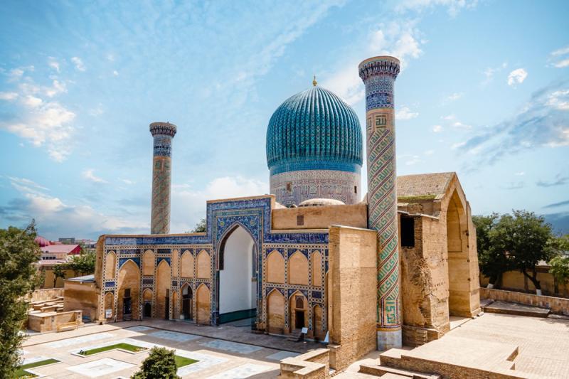 ◆サマルカンド－文化交差路（Samarkand – Crossroad of Cultures）／2001年登録紀元前7世紀に起源を持ち、シルクロードを通じてさまざまな文化が交わった古都。14～15世紀のティムール朝時代に大きく発展しました。レギスタン広場のマドラサ群やビビ・ハニム・モスク、シャーヒ・ズィンダ廟群、ウルグ・ベク天文台などが残り、建築や学問が花開いた歴史を伝えています。（写真はグーリ・アミール廟）