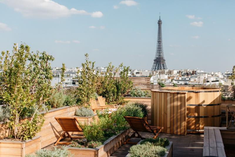 ブラック パリ（フランス）高級住宅地として知られるパリ16区に位置するラグジュアリーホテル。フランス人デザイナー、フィリップ・スタルクが手がけ、1930年代の建築様式とモダンテイストがうまく調和された心地良い空間が広がります。ユニークなのは屋上の菜園。屋上へは、スイートに滞在中のゲストのみがアクセスでき、エッフェル塔を望む360度パノラマな景色をお楽しみいただけます。