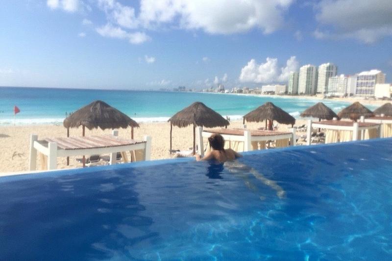 ホテルのプールから眺めるカリブ海