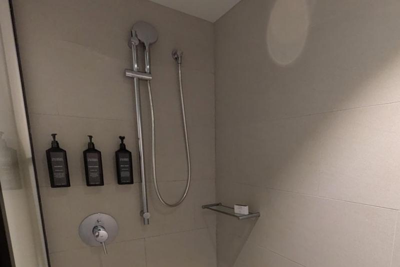 シャワールームも十分な広さで、洗面スペースへの水はねの心配もありません